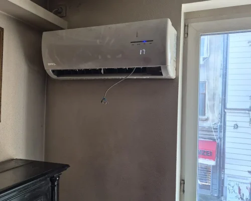 Unitate interioară de aer condiționat Gorenje foarte prăfuită montată pe un perete, necesitând servicii de curățare și igienizare profesională.